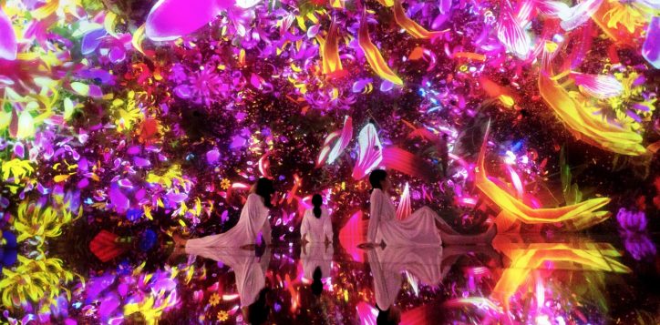 main_floating-in-the-falling-universe-of-flowers_autumn-copy